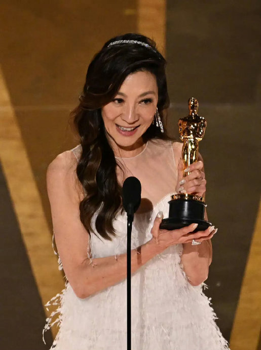 除了杨紫琼，还有哪些亚裔明星在好莱坞星光大道拥有星星？