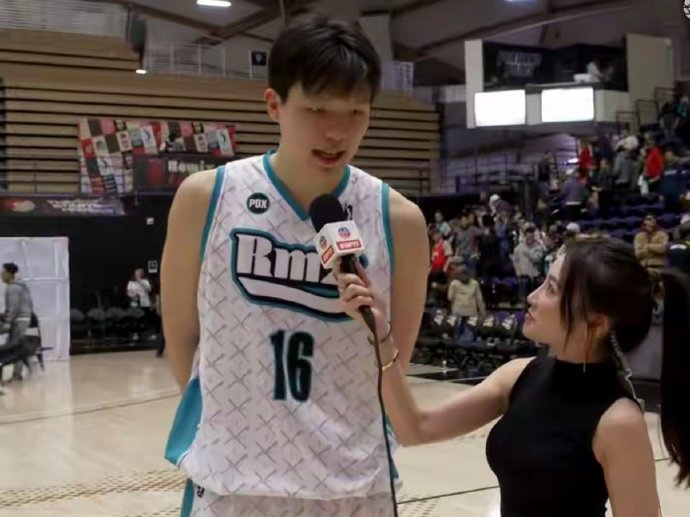 与同位置新秀相比，杨瀚森在进攻篮板和防守效率等数据上表现如何？