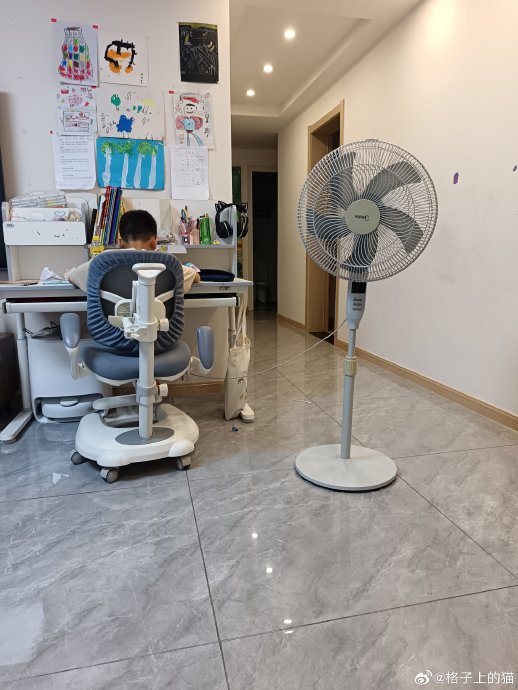 郑嘉颖辅导作业崩溃，自称比拍《步步惊心》还累！