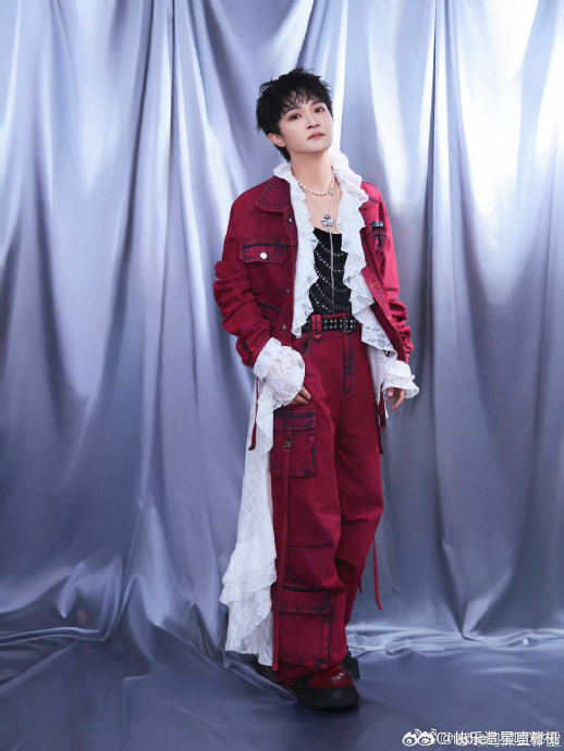 周深《爱丽丝卿》的舞台设计灵感是否来源于《爱丽丝梦游仙境》？