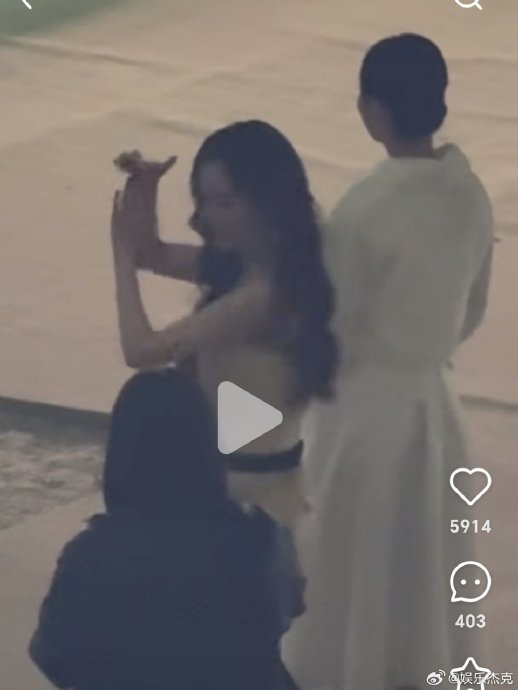 杨幂周深内娱最热活宝组合：红毯护驾、演唱会互怼，网友：真实的好笑！