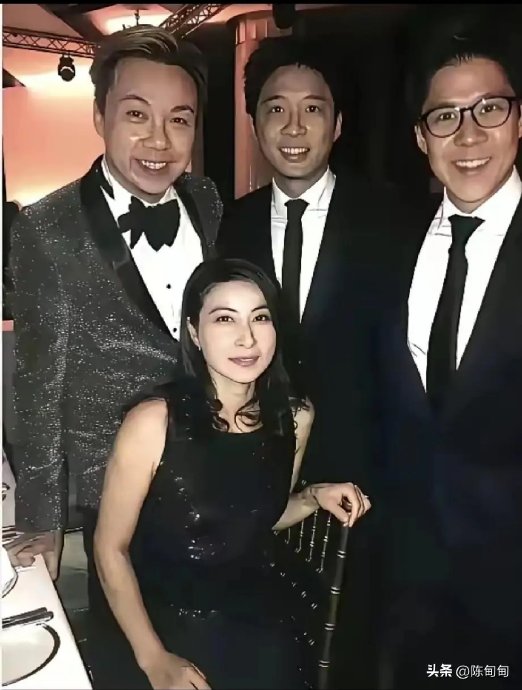 霍启刚和郭晶晶在日常生活中还有哪些体现朴素作风的例子？