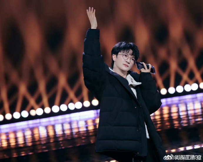 周深在湖南卫视春晚上表演《爱丽丝卿》时的手杖有什么特别的设计？