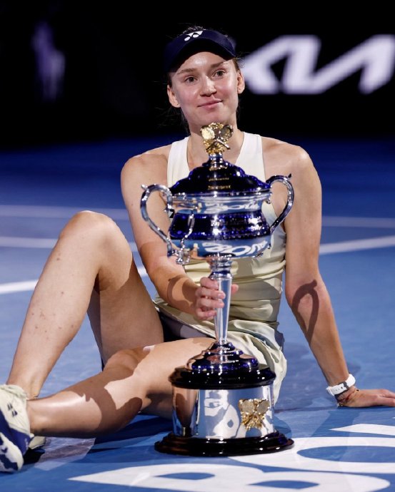 莱巴金娜目前的世界排名是多少，距离前两名差距有多大？