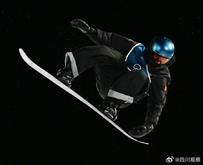 苏翊鸣的教练和家人在他应对巨大压力时提供了哪些帮助？