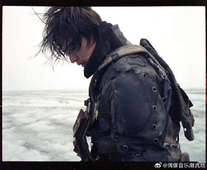 蔡徐坤在冰岛拍摄《Colder》MV时，具体经历了哪些极端的自然挑战？