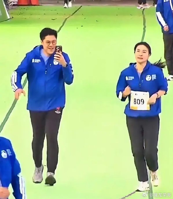 霍启刚在之前的香港渣打马拉松中是如何支持郭晶晶的？