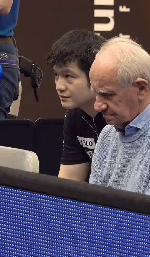 有谁知道东哥拿拍子在干什么 ｜ 樊振东