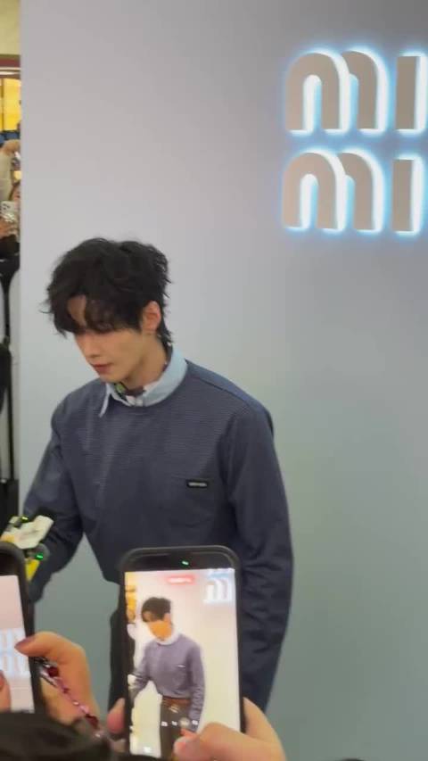 何与这个卷毛有点帅潮系男神，现场人气火爆呼喊声不断！