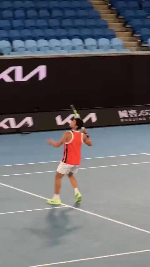 郑钦文无缘多哈站八强，张总加练高压球备战一球致胜