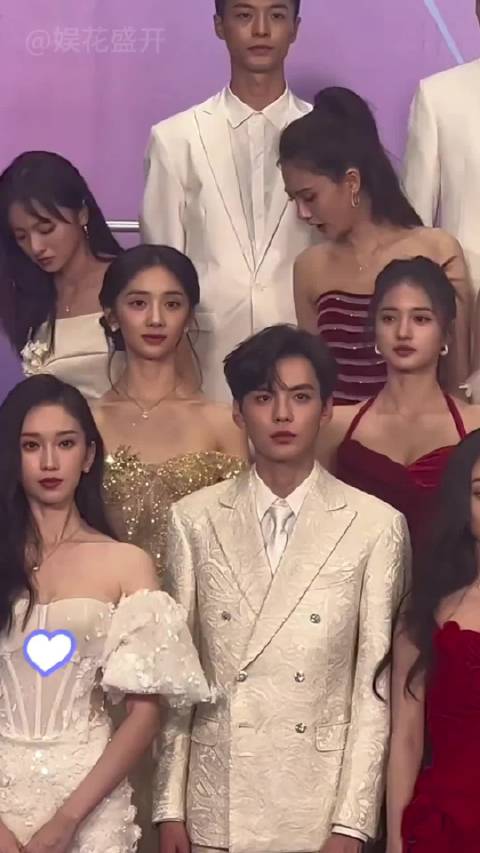 路人镜头下吴京拒绝女星挽手，邓超王一博性格反差大