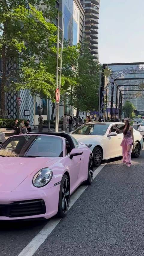 万象城偶遇粉色保时捷漂亮小姐姐！