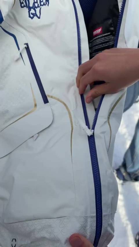 谷爱凌青花龙纹战袍惊艳冬奥，东方美学闪耀赛场