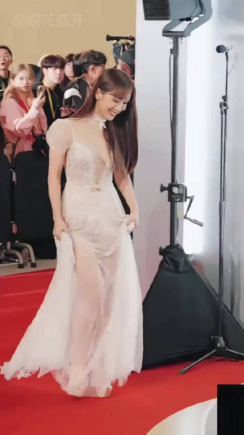 吴越不穿暴露礼服真相曝光，与咖位无关