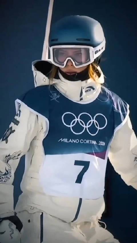 谷爱凌青花瓷小蓝龙冬奥战袍展现中国文化魅力