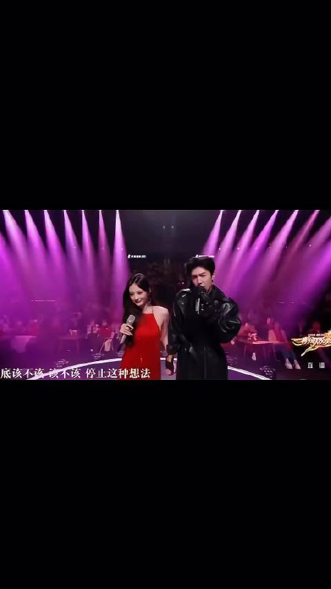 李一桐湖南卫视春晚演唱疑现假唱，话筒未举歌声已出