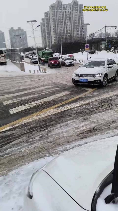 牧马人vs坦克300雪地爬坡大挑战！