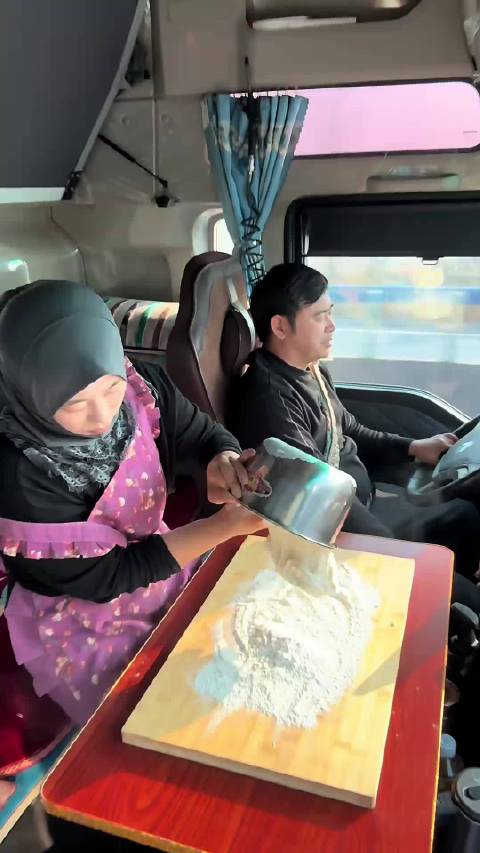 80后卡车司机风尘路上热饭相伴