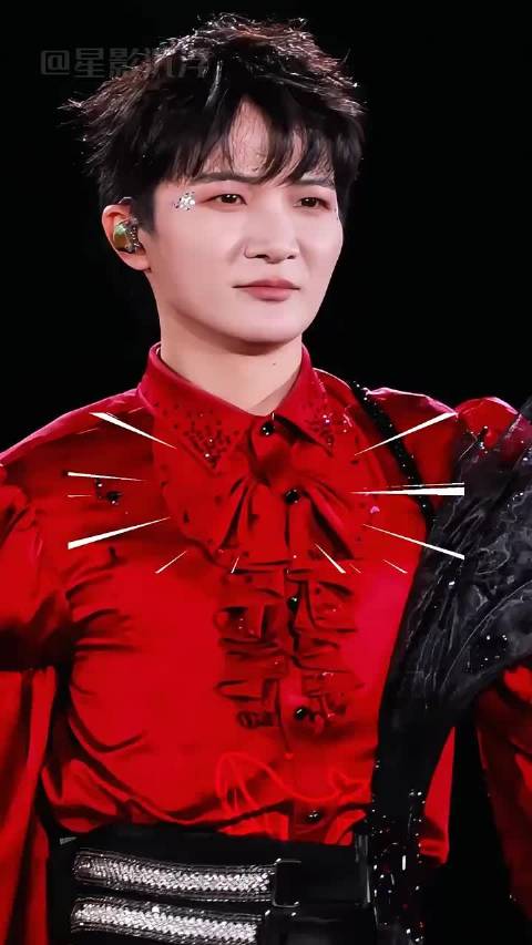 为何周深演唱会总是“全裹出镜”？一段路人镜头曝光，才懂歌手的纯粹 华晨宇