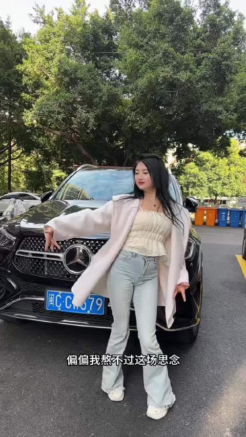 大奔哥邀乔乔共舞，风雪中嗨跳不停