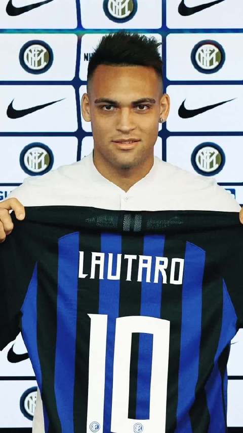 国米AI致敬视频引争议，球迷批球衣队徽错误