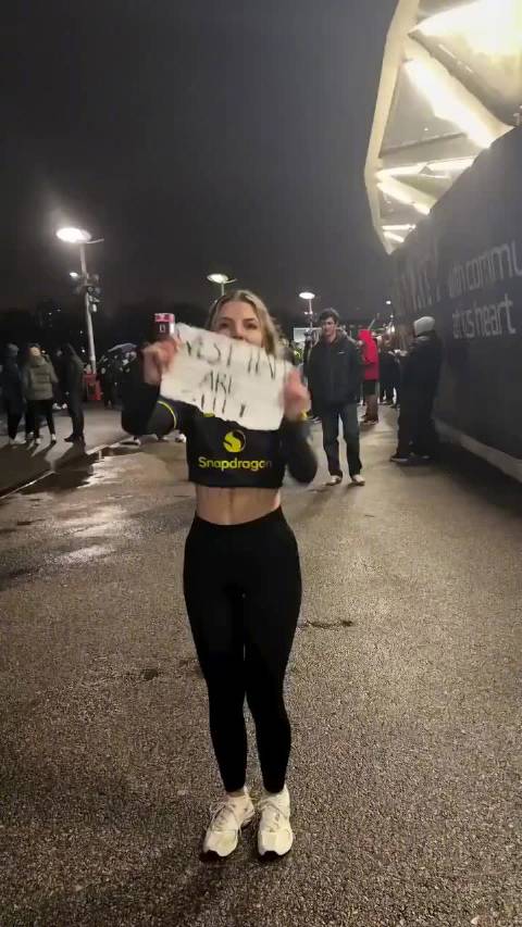 一曼联女网红拍视频，路过的铁锤帮球迷将啤酒泼在她身上