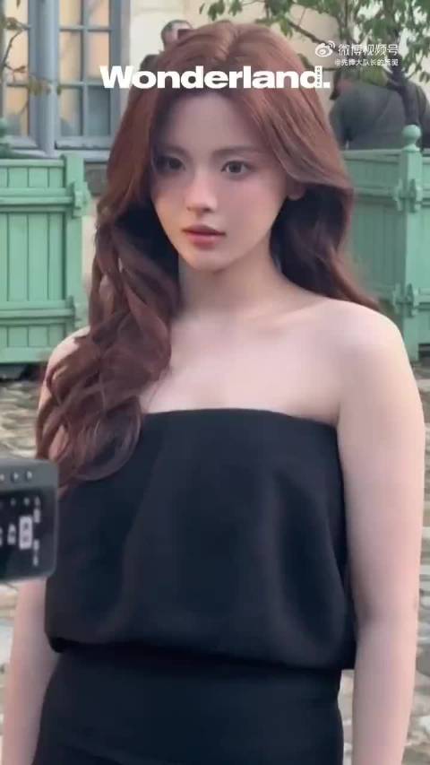 杨超越巴黎最新物料