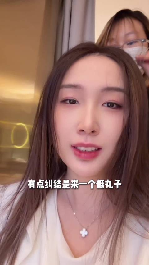 王昶钱天一亮相领证现场，精心装扮显甜蜜