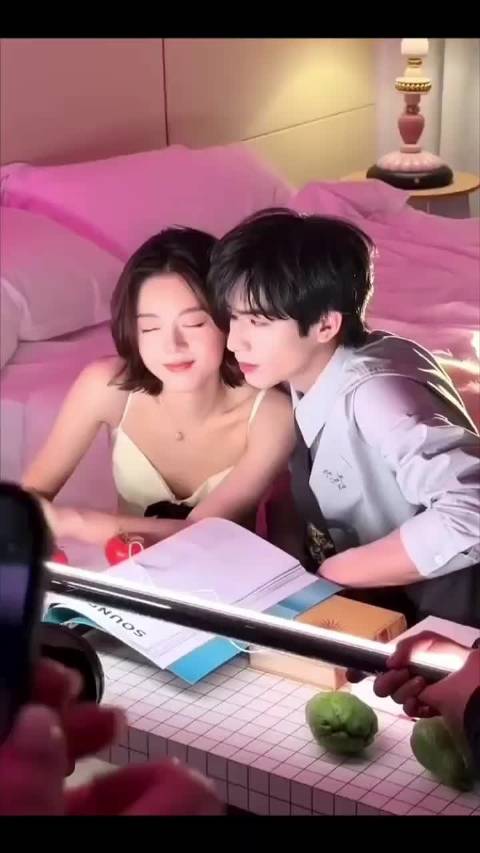 宋威龙晒赵今麦扯领带画面，两人互动眼神拉丝