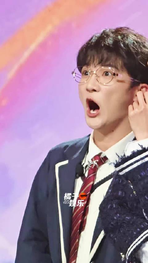 周深现场模仿九尾指挥，快嘴表演引关注