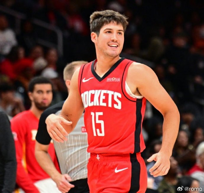 火箭队新秀谢泼德在两场背靠背对阵快船的比赛中分别有什么关键表现？