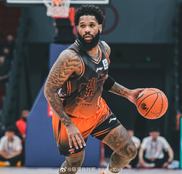 迈尔斯·鲍威尔在山东男篮效力期间的真实表现和数据如何？