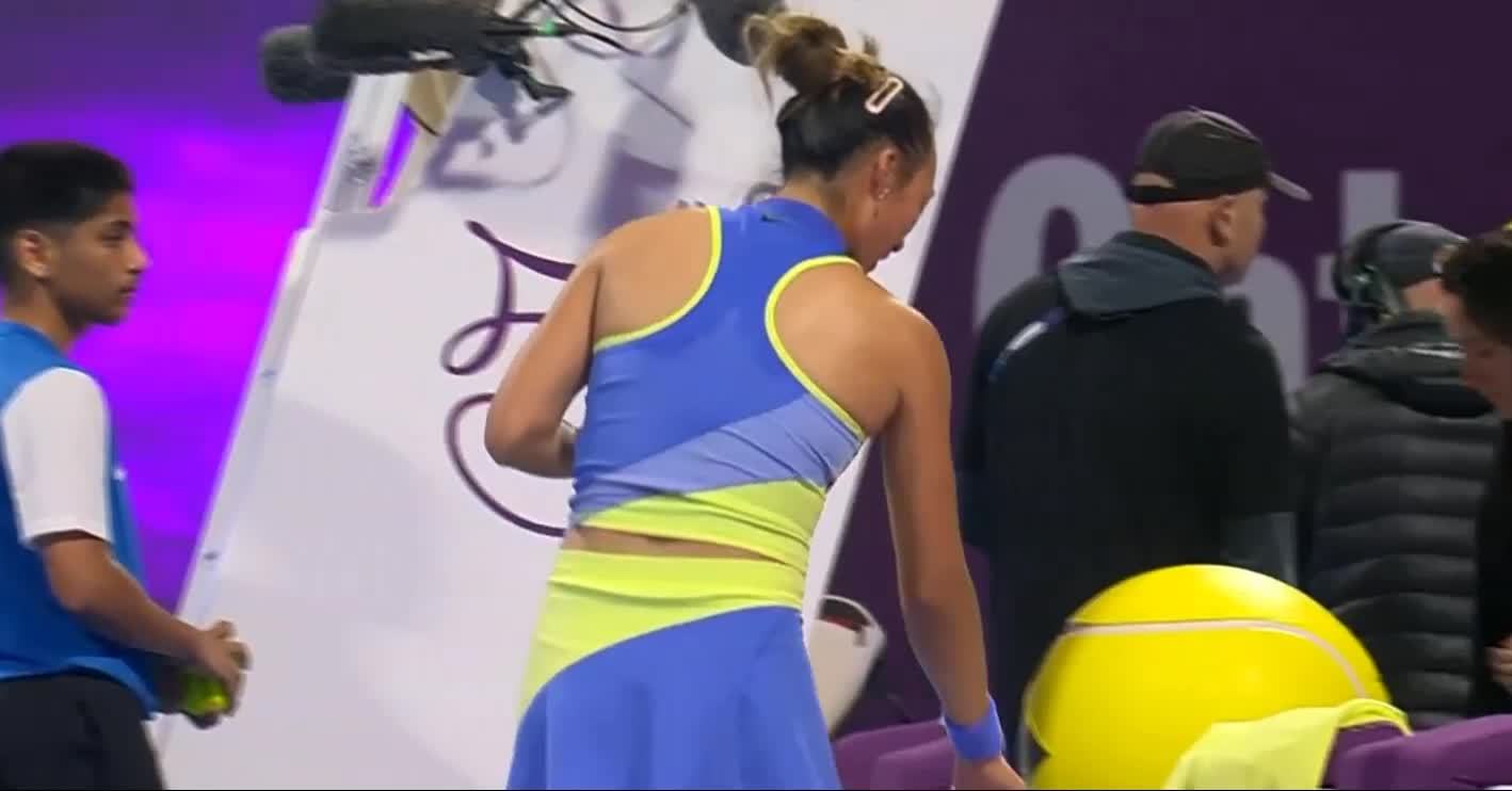 郑钦文1比2不敌莱巴金娜，无缘多哈站八强