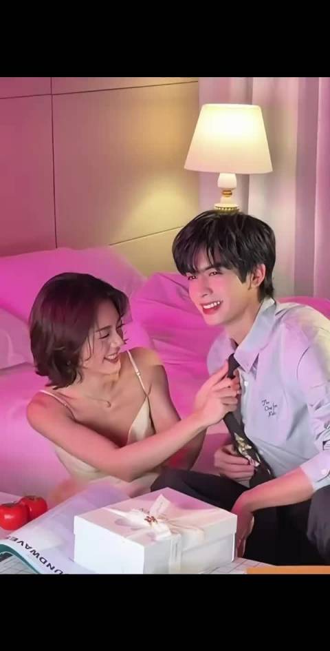 宋威龙晒赵今麦扯开领带照引爆热搜