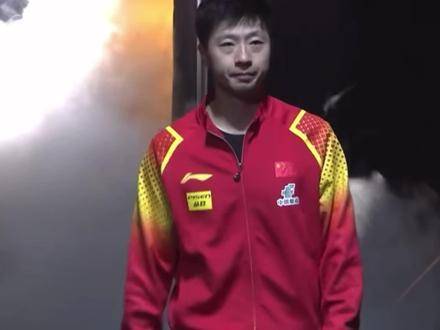 林诗栋鏖战七局力克马龙，荣登冠军宝座，颁奖时刻闪耀全场！