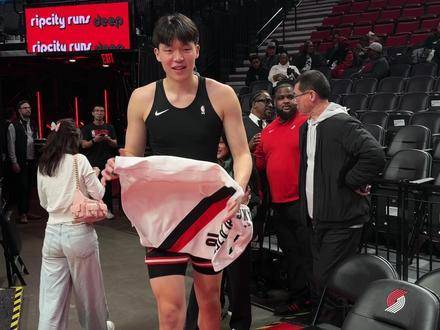 独家定制礼物交换开启！ 任嘉伦现场为杨瀚森加油 任嘉伦现场观战开拓者