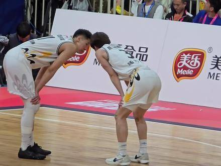 杨力维带伤坚持比赛，冰敷贴布成日常