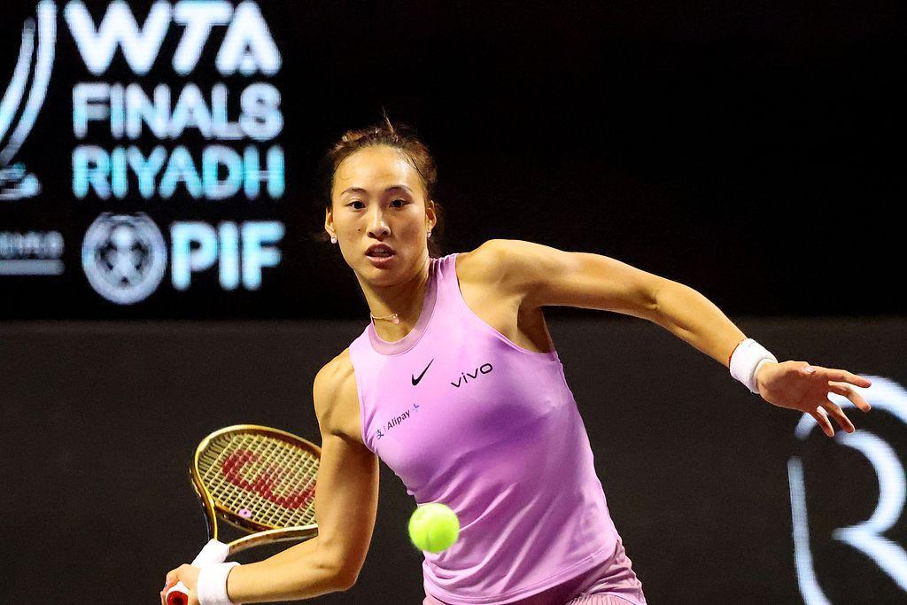 三盘鏖战击败莱巴金娜!郑钦文迎来职业生涯年终总决赛首胜