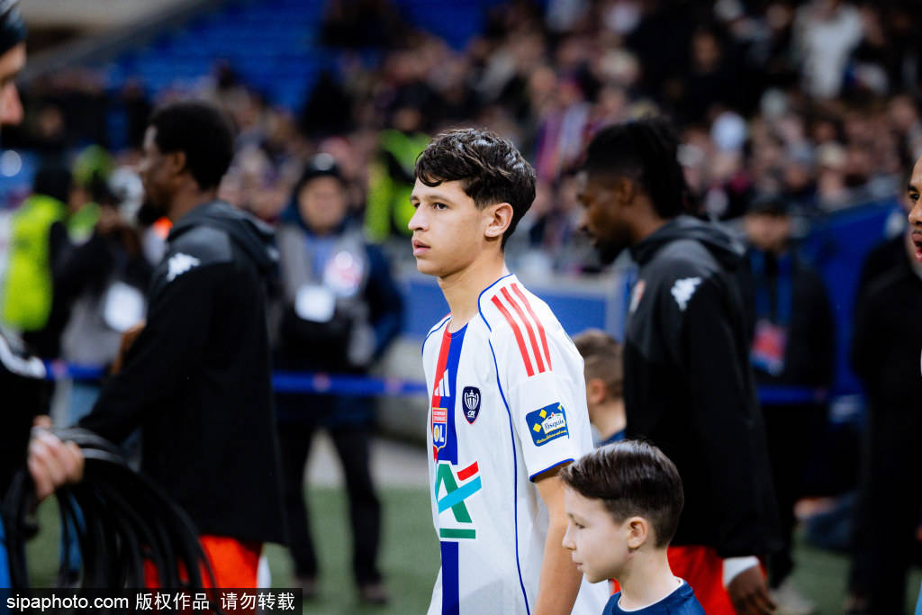 恩德里克在法甲首次失态:红牌被“降级”为两黄停赛一场,里昂的宝贝还能继续吃香吗?