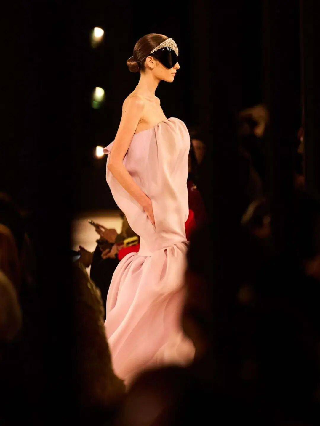 张小斐、杨超越出镜巴黎世家新创意总监首发广告大片！