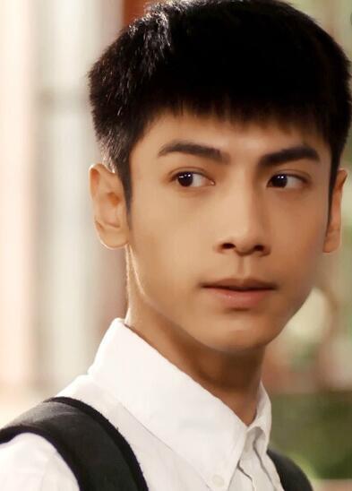 26岁演18岁何以琛,带牙套后网友直呼都没辨识度了