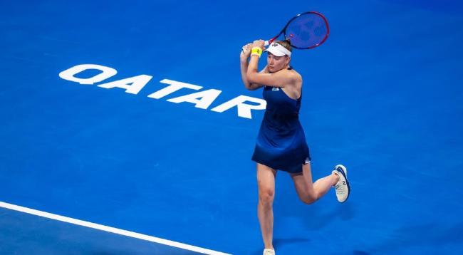 郑钦文1比2莱巴金娜 虽败犹荣显锋芒