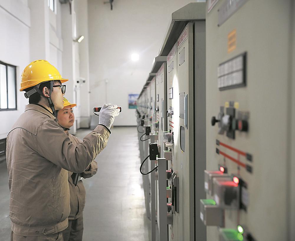 运维人员对变电站进行检修。