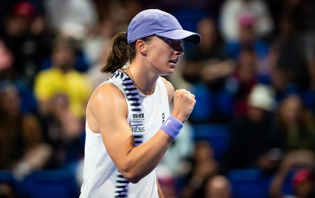 多哈站8强出炉！郑钦文重返一流莱巴金娜夸赞，斯瓦泰克历史首人