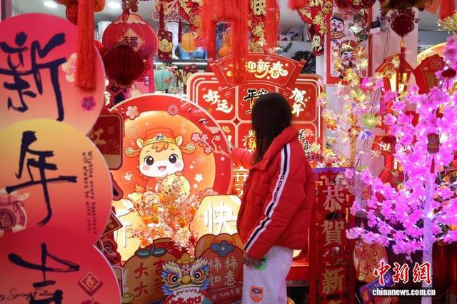 2月12日，宁夏银川，市民在一商场内选购新春饰品。中新社记者 于晶 摄