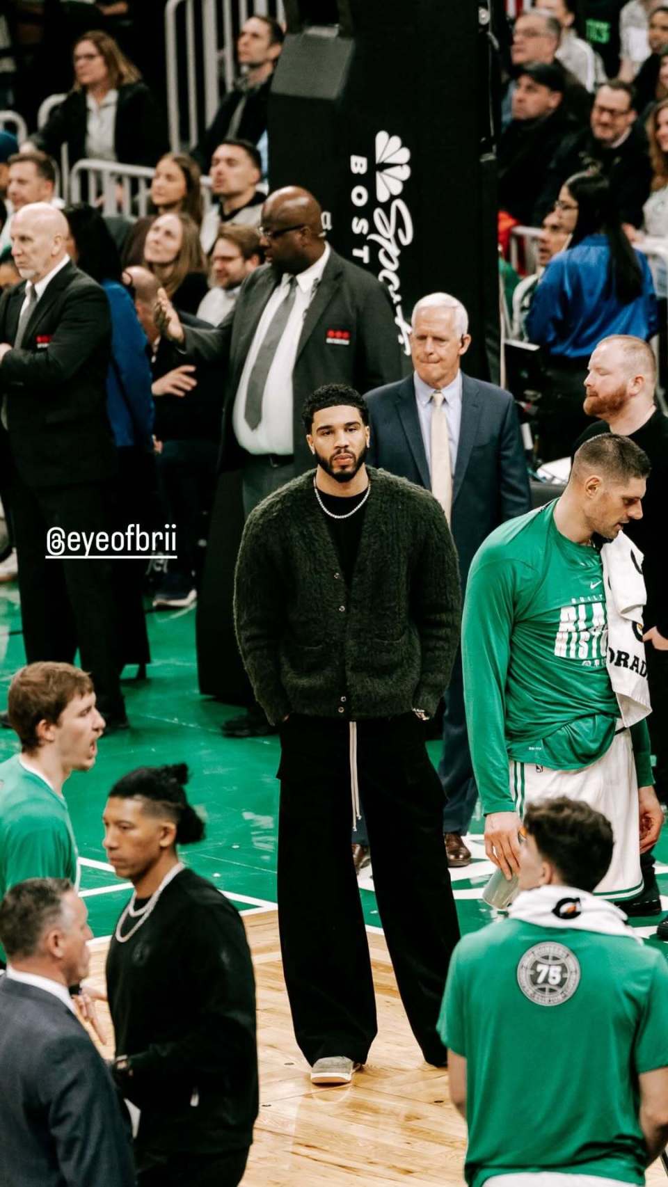 真想打球！杰森-塔图姆Ins晒在场边观战的照片与球迷分享