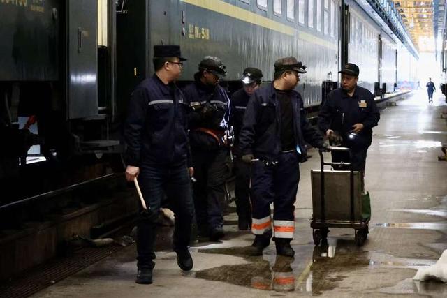 有时遇到关键部件检修，需要多人才能完成。中青报·中青网记者 杨雷/摄