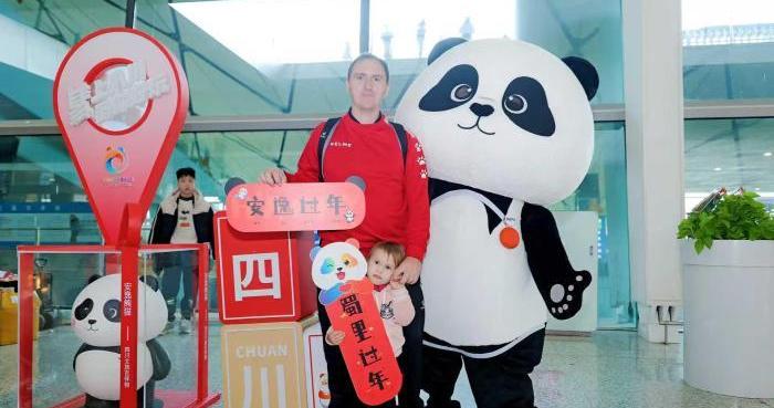 四川文旅吉祥物“安逸熊猫”焕新亮相 邀四海宾朋“马上入川·蜀里过年”