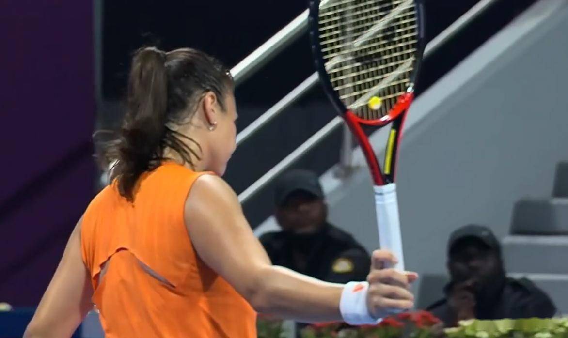 多哈赛战报:头号种子2-1逆转，拒爆冷，郑钦文迎里程碑一战_伊加·斯瓦泰克_卡萨金娜_比赛