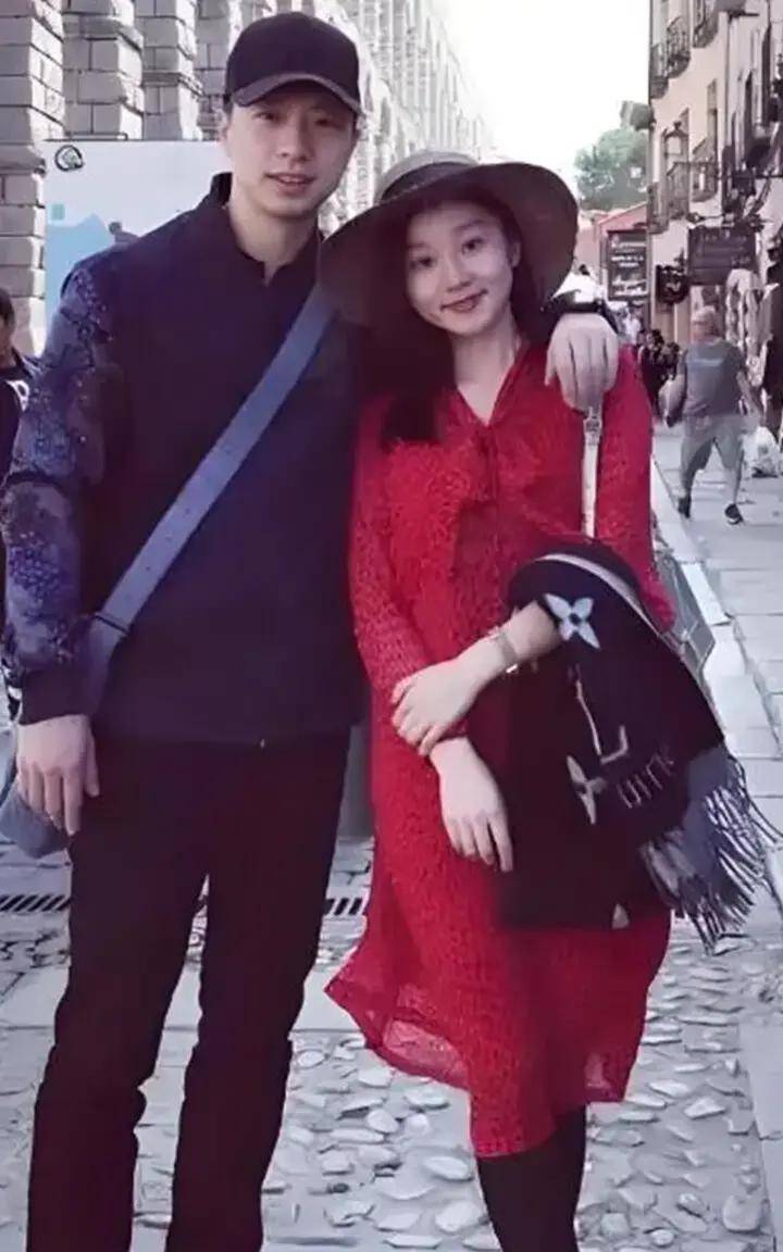 国乒传奇!马龙迪拜携妻儿度假,一家四口幸福画面引网友祝福